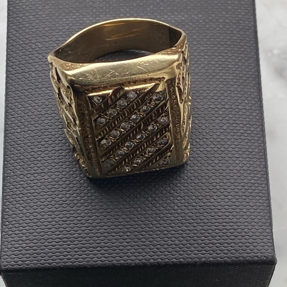 14kt Gold and Genuine Diamond Ring - Picture 4 of 6